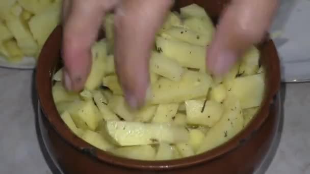 Μαγειρεύοντας Κρέας Πατάτες Μπαχαρικά Και Τυρί Κεραμική Κατσαρόλα Φυσικά Και — Αρχείο Βίντεο
