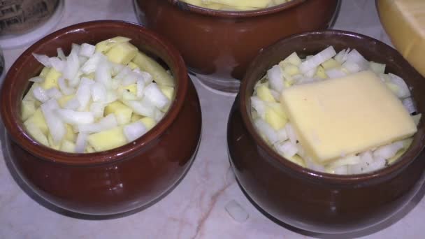 Cocinar Carne Con Patatas Especias Queso Una Olla Cerámica Alimentos — Vídeo de stock