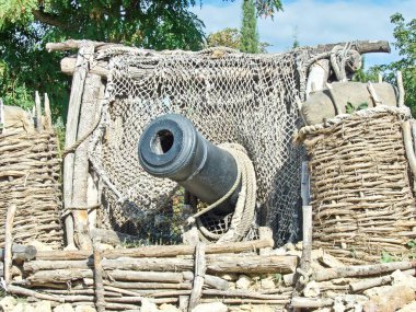 Kahraman Şehir Sivastopol 'daki Malakhov Kurgan anıtında 17 numaralı Senyavin bataryası savunma kalesi. 19. yüzyılın ortalarında kullanılan silahlar.