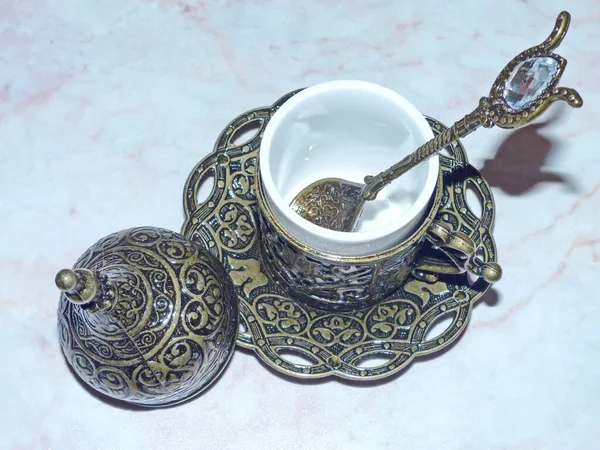 Fildjan - Türk kahvesi fincanı ve çay tabağı. Mermer bir masada izole bir şekilde. Yakın plan.
