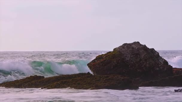 Потужний Серфінг Морська Хвиля Врізається Каміння Тисячі Морських Бризок — стокове відео