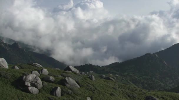 Catena Montuosa Sullo Sfondo Nuvole Paesaggio Alpino — Video Stock
