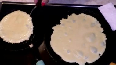Geleneksel Rus blini. Krepler. Krep haftası. Maslenitsa, Büyük Perhiz 'den bir hafta önce kutlanan geleneksel bir Doğu Slav bayramıdır..