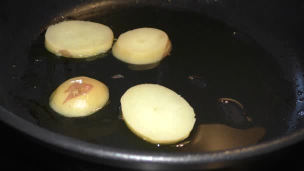Batatas Fritas Batatas Jovens Fritam Uma Panela Ato Fritar Crosta — Vídeo de Stock