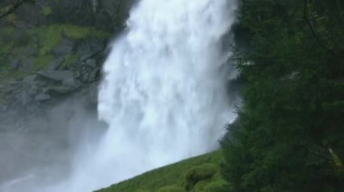 Dağ şelalesi. Hızlı bir dağ nehri uçurumdan aşağı düşer. Şelalenin güzelliği büyüleyici. Şelaleler en güzel doğa olaylarından biridir.. 