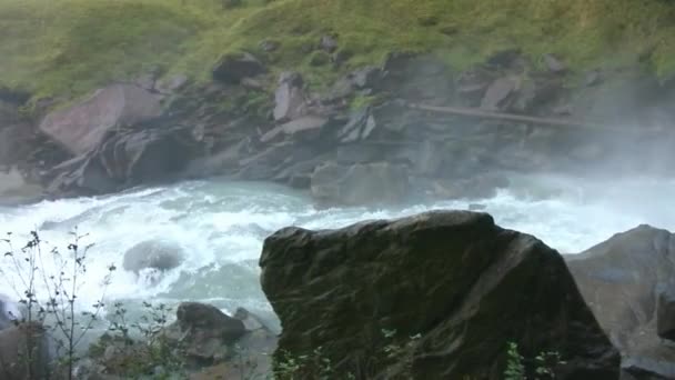Ταχεία Ροή Ενός Ορεινού Ποταμού Κατώτατα Όρια Νερό Σπάει Βίαια — Αρχείο Βίντεο