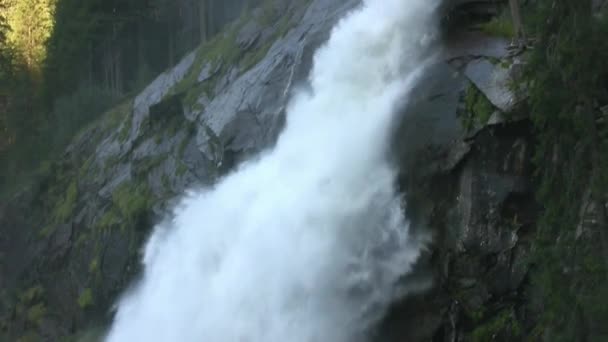 Bergwasserfall Ein Schneller Gebirgsfluss Stürzt Eine Klippe Hinunter Die Schönheit — Stockvideo