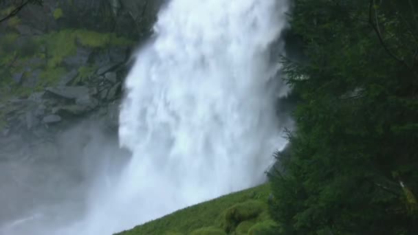 高山瀑布 一条陡峭的山河从悬崖上落下来 瀑布的美丽是迷人的 瀑布是最美丽的自然现象之一 — 图库视频影像
