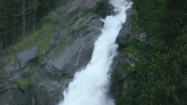 Dağ Şelalesi Hızlı Bir Dağ Nehri Uçurumdan Aşağı Düşer Şelalenin — Stok video