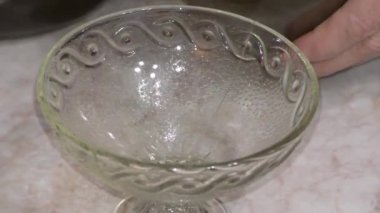 Taze kır çiçekleri bal yemek için küçük bir kristal retro rosete dökülür. Çevre dostu ve doğal ürün. Yakın plan..