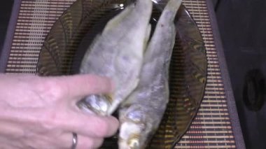 Kurumuş turna balığı tüneği Volzhsky veya bersh (lat. Sander Volgensis) harika bir bira atıştırmalığı. Bersch 'in boyu 45 cm ve ağırlığı 1.2-2.9 kg' dır. Üst görünüm, yakın çekim.