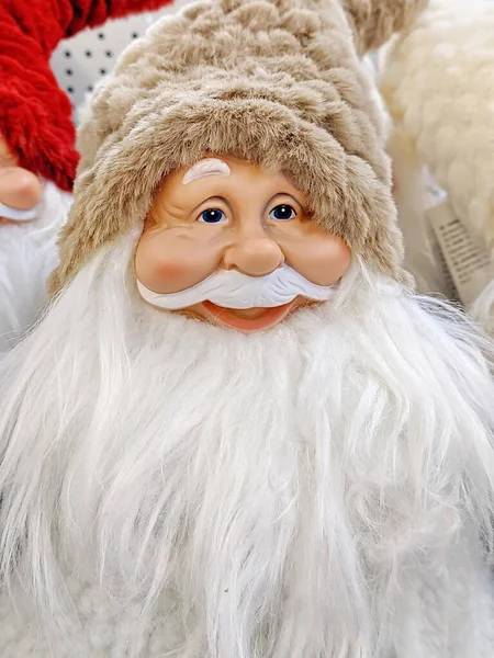 Kürk şapkalı neşeli Noel cücesi. Tatil konsepti. Mutlu yıllar ve mutlu Noeller.!