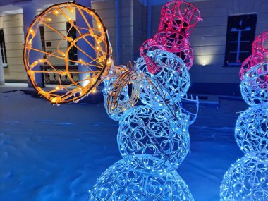 Neşeli kardan adamların caz grubu. Bütün gece konser. Yeni yıl aydınlanması 2022. Yeni yıl ve Noel kavramı. Sihirli bir Noel Arifesi.