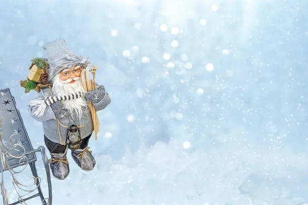 Noel Baba (Büyükbaba Frost, ya da Aziz Niklas, ya da Joulupukki) köpüklü karın arka planına karşı hediyeler ile. Yeni yıl ve Noel 'in sembolü.