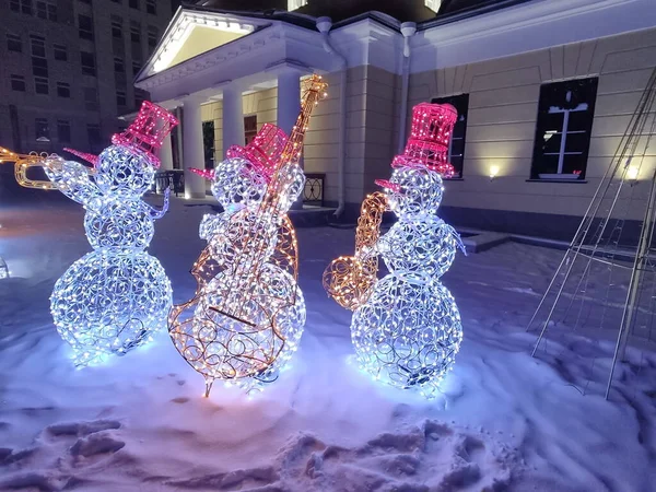 Neşeli kardan adamların caz grubu. Bütün gece konser. Yeni yıl aydınlanması 2022. Yeni yıl ve Noel kavramı. Sihirli bir Noel Arifesi.