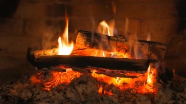 Şöminedeki huş ağacından yakılan kömürler. Huş ağacının yakacak odununun altından güzel bir alev. Noel akşamı. Yakın plan.