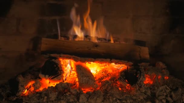 Smeltende Kolen Van Berkenhout Open Haard Een Prachtige Vlam Van — Stockvideo