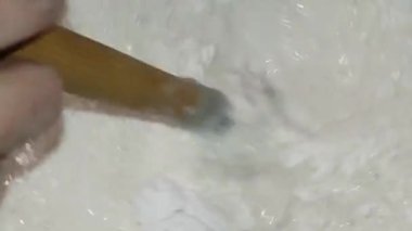 Krep pişiriyorum. Geleneksel Rus cini, dökme demir tavada. Maslenitsa, Büyük Perhiz 'den bir hafta önce kutlanan geleneksel bir Doğu Slav bayramıdır..