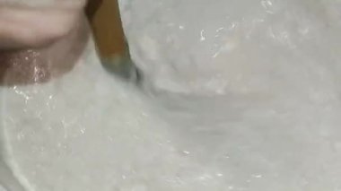 Krep pişiriyorum. Geleneksel Rus cini, dökme demir tavada. Maslenitsa, Büyük Perhiz 'den bir hafta önce kutlanan geleneksel bir Doğu Slav bayramıdır..