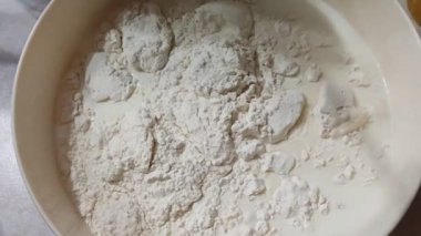 Krep pişiriyorum. Geleneksel Rus cini, dökme demir tavada. Maslenitsa, Büyük Perhiz 'den bir hafta önce kutlanan geleneksel bir Doğu Slav bayramıdır..