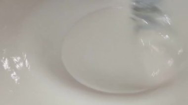 Krep pişiriyorum. Geleneksel Rus cini, dökme demir tavada. Maslenitsa, Büyük Perhiz 'den bir hafta önce kutlanan geleneksel bir Doğu Slav bayramıdır..