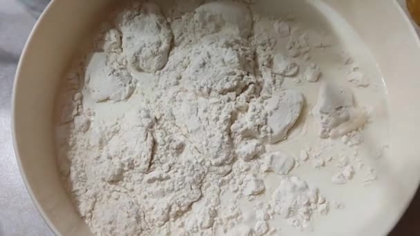 Cocinar Panqueques Blin Ruso Tradicional Una Sartén Hierro Fundido Maslenitsa — Vídeo de stock