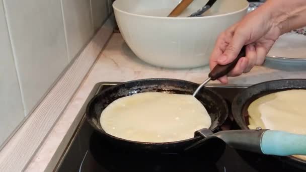 做煎饼 传统的俄罗斯漂白在铸铁煎锅上 Maslenitsa是东斯拉夫人的传统节日 在大斋月前的一周庆祝 — 图库视频影像