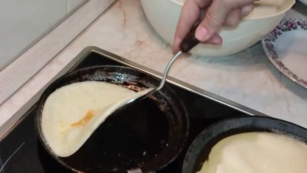 Cucinare Frittelle Blin Tradizionale Russo Una Padella Ghisa Maslenitsa Una — Video Stock