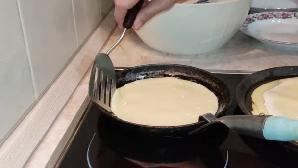 Cucinare Frittelle Blin Tradizionale Russo Una Padella Ghisa Maslenitsa Una — Video Stock