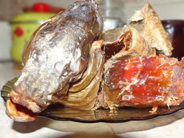 Kurutulmuş Volga çipurası. Abramis Brama) harika bir bira atıştırmalığı. Üst manzara, yakın plan. Maksimum vücut uzunluğu - 82 cm, ağırlık - 6 kg, maksimum yaşam süresi - 23 