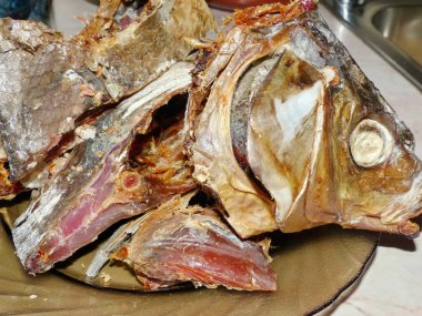 Kurutulmuş Volga çipurası. Abramis Brama) harika bir bira atıştırmalığı. Üst manzara, yakın plan. Maksimum vücut uzunluğu - 82 cm, ağırlık - 6 kg, maksimum yaşam süresi - 23 