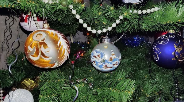 Yılbaşı oyuncakları bir kürk ağacının dallarında. Cam küre, boncuklar. Şenlik arka planı. Yeni yıl ve Noel. Seçici odak.