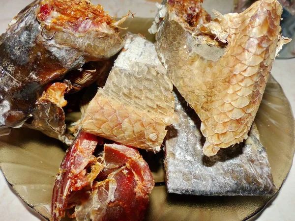 Kurutulmuş Volga çipurası. Abramis Brama) harika bir bira atıştırmalığı. Üst manzara, yakın plan. Maksimum vücut uzunluğu - 82 cm, ağırlık - 6 kg, maksimum yaşam süresi - 23 
