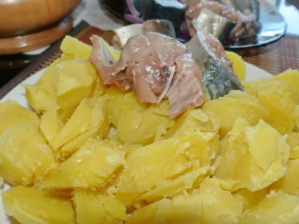 Patatas Hervidas Caballa Ligeramente Salada Con Cebolla Roja Según Una —  Fotos de Stock