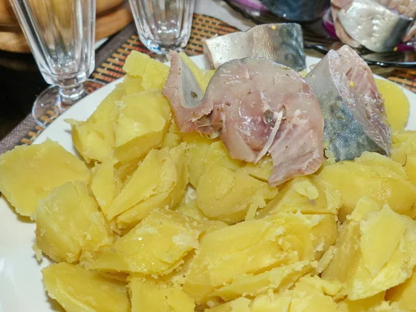 Kokt Potatis Och Lätt Saltad Makrill Med Rödlök Enligt Ett — Stockfoto