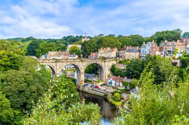 Yazın İngiltere 'nin Yorkshire kentindeki Knaresborough kasabasında Nidd Nehri ve viyadük manzarası