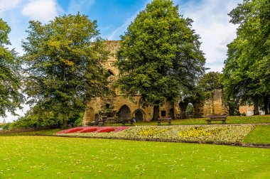 Yazın İngiltere 'nin Yorkshire kentindeki Knaresborough kasabasındaki şatoya bakan bir manzara