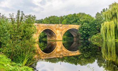 Yazın Yarm, Yorkshire, İngiltere 'deki Yarm Nehri üzerindeki Yarm Köprüsü' ne doğru bir manzara