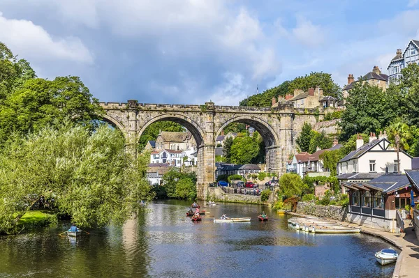 Yazın İngiltere 'nin Yorkshire kentindeki Knaresborough kasabasında Nidd Nehri boyunca uzanan bir manzara