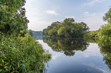 Yazın Yarm, Yorkshire, İngiltere 'deki Tees Nehri' ndeki yansımaların görüntüsü