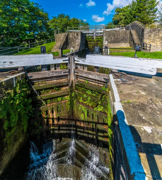 Una Vista Las Puertas Cerradas Red Five Locks Canal Leeds — Foto de Stock