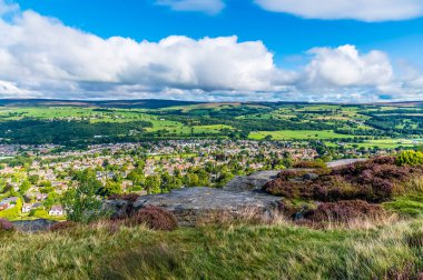 Wharfedale ve İngiltere 'nin Ilkley Yorkshire kentinin yukarısındaki Ilkley fundalığının yaz mevsiminde manzarası