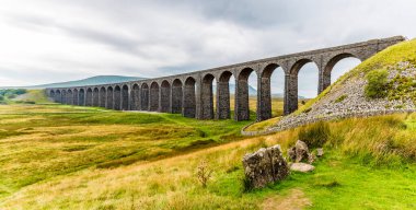 Ribblehead Viaduct, Yorkshire, İngiltere 'nin yazlık manzarası