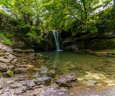 Bir yaz gününde Malham, Yorkshire yakınlarındaki Janet Foss şelalesine doğru bir manzara