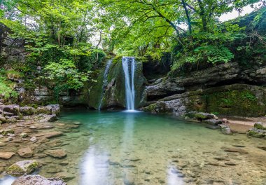 Janet Foss 'un Gordale Scar, Yorkshire yakınlarındaki uzun pozlama manzarası