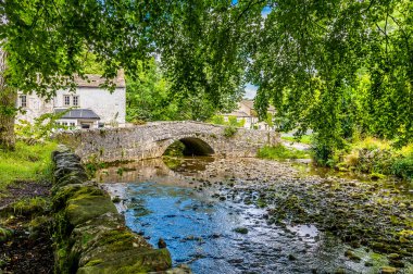 Yazın Malham, Yorkshire 'da Malham Beck boyunca bir manzara
