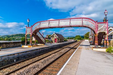 Yazın Settle, Yorkshire 'daki tren istasyonunun karşısından bir manzara