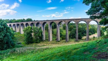Thornton viyadükünün panorama görüntüsü Pinch Beck 'i geçerken Thornton, Yorkshire, İngiltere' de yaz zamanı