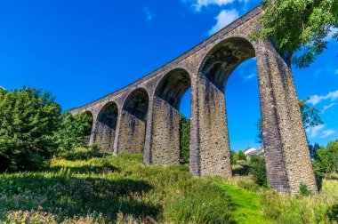 Yazın İngiltere, Yorkshire 'daki Thornton kasabasının yanındaki Thornton viyadüküne bakan bir manzara