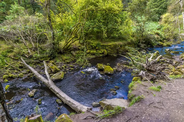 Una Vista Hebden Beck Mostrando Defensas Contra Inundaciones Las Afueras —  Fotos de Stock